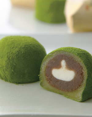 Uji Organic Green Powdered Tea with Daifuku (Soft rice cake stuffed with sweetened bean jam)