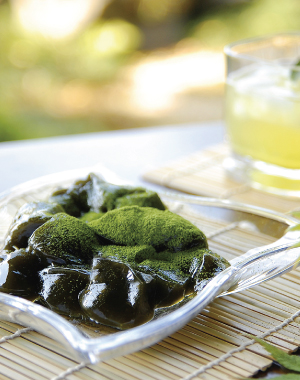 Toasted Soybean Flour and Green Powdered Tea Warabimochi (Jelly made from bracken starch)