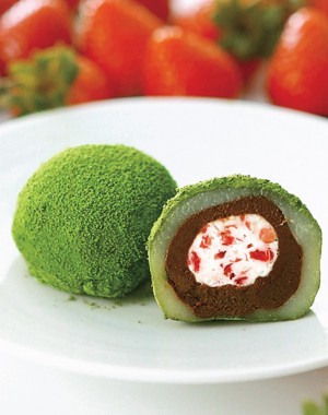 Soft rice cake stuffed with sweetened bean jam and strawberry, covered with green powdered tea
<br/>“Okoikoi” Daifuku 